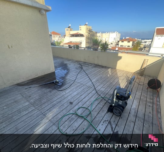 מכונת שטיפה בלחץ על דק עץ במרפסת